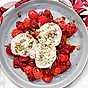 Burrata med hallon och tomatsallad