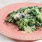 Grön sallad med broccoli, avokado, bönor och parmesandresing