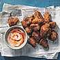 Spicy nuggets med sriracha-crème fraiche