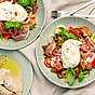 Tomatsallad med nektarin, burrata och basilikadressingg