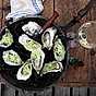 Varma ostron med riven gurka och tabasco