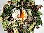 Sallad med avokado, svamp, salladslök, parmesan och pocherat ägg